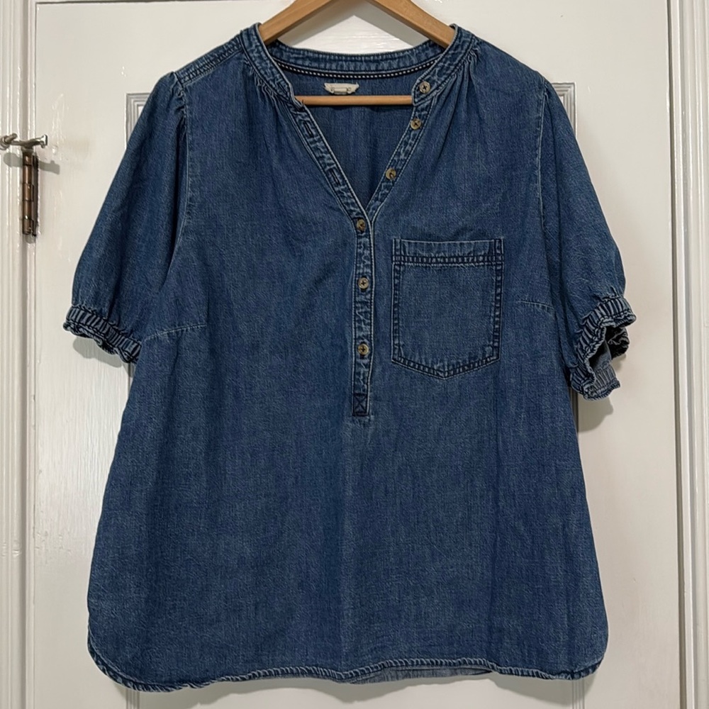 Women’s anthropologie denim shirt. Size 2X gently worn
